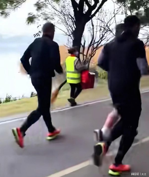 马克龙在公园跑步，环卫大姐很淡定，连回头看一眼齐莫得